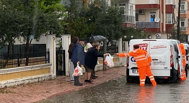 Antalya Büyükşehir Belediyesi selin etkilediği mahallelerde vatandaşlara mobil aşeviyle üç çeşit sıcak yemek, su ve ekmek yardımı yapıyor