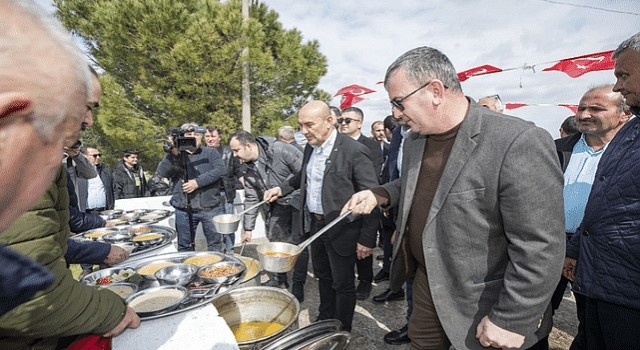 Başkan Soyer Dede Bayırı Hayrı’nda lokma dağıttı