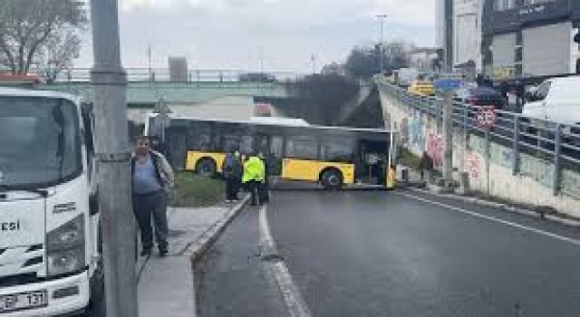 Beyoğlu’nda İETT Otobüsü Bariyerlere Çarptı