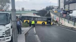 Beyoğlu’nda İETT Otobüsü Bariyerlere Çarptı